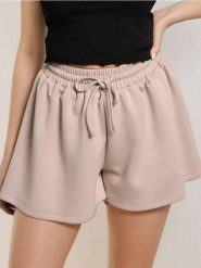 Szorty dresowe z luźnymi nogawkami soft touch - beżowy. Brązowe szorty sportowe Sinsay, bez wzorów, z dresówki. Za 39.99 zł.