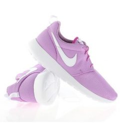 Buty Nike Rosherun W 599729-503 fioletowe. Fioletowe buty treningowe bez wzorów, z gumy, bez zapięcia, na fitness i siłownię. Za 374.47 zł.