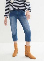 Jeansy capri, średni stan, ze szlufkami na pasek. Niebieskie jeansy bonprix, bez wzorów, z jeansu. Za 82.99 zł.
