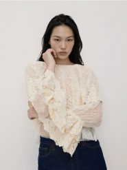 Bluzka z falbanami - złamana biel. Bluzki Reserved, l, bez wzorów, z koronki, bez kołnierzyka, bez ramiączek. Za 179.99 zł.