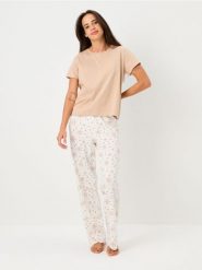 Bawełniana piżama dwuczęściowa z motywem świątecznym - beżowy. Brązowe piżamy Sinsay, l, bez wzorów, z bawełny, bez kołnierzyka, bez ramiączek. Za 29.99 zł.