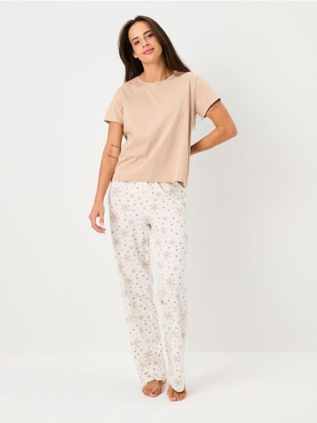 Bawełniana piżama dwuczęściowa z motywem świątecznym - beżowy. Brązowe piżamy Sinsay, l, bez wzorów, z bawełny, bez kołnierzyka, bez ramiączek. Za 29.99 zł.