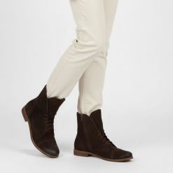 Botki damskie Armodo, skórzane za kostkę na płaskim obcasie i zapinane na zamek, czekolada, 4600. Brązowe botki Armodo, bez wzorów, z weluru, eleganckie, za kostkę, bez obcasa, na płaskiej podeszwie, bez zapięcia. Za 339.00 zł.