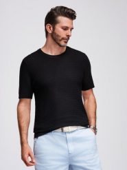 Męska strukturalna dzianinowa koszulka - czarna V3 - Rozmiar: M. Czarne spodnie materiałowe Ombre Clothing, bez wzorów, z dzianiny. W wyprzedaży za 89.99 zł.