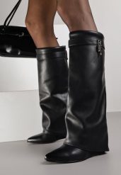 Czarne Kozaki na Koturnie z Modnie Wywiniętą Cholewką z Klamrą Erisela. Czarne kozaki Born2be, na zimę, bez wzorów, z jeansu, biznesowe, bez obcasa, na koturnie, bez zapięcia. Za 159.99 zł.