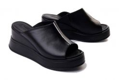 ARTIKER RELAKS 52C0470 czarny, klapki damskie. Czarne klapki Artiker Relaks, bez wzorów, ze skóry, bez obcasa, na koturnie, bez zapięcia. Za 239.90 zł.