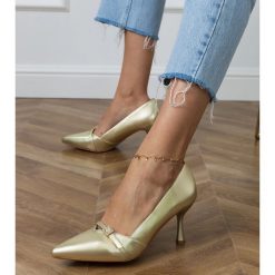 Złote czółenka damskie klasyczne z cyrkoniami złoty. Żółte czółenka bez wzorów, ze skóry ekologicznej, eleganckie, ze szpiczastym noskiem, bez obcasa, na obcasie, bez zapięcia. Za 81.83 zł.