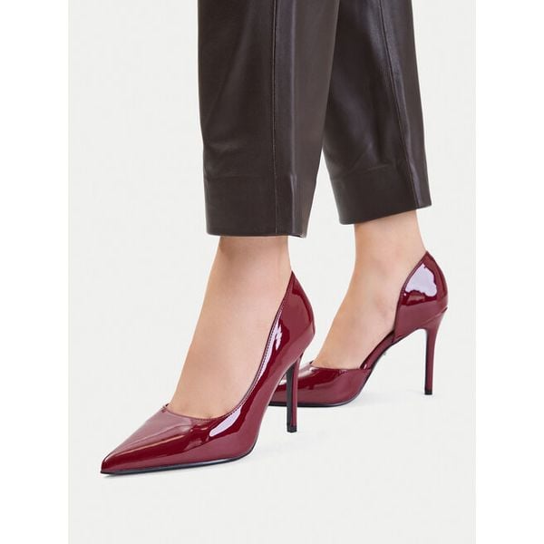 Szpilki DeeZee. Czerwone szpilki DeeZee, bez wzorów, bez obcasa, na szpilce, bez zapięcia. Za 139.99 zł.