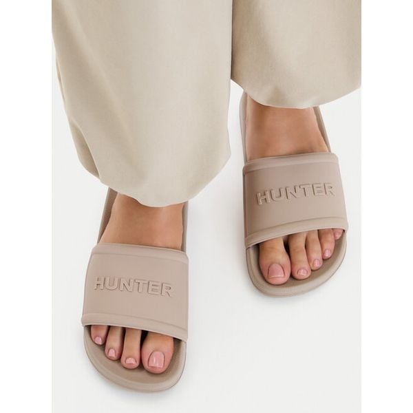 Klapki Hunter. Brązowe klapki Hunter, bez wzorów, bez obcasa, bez zapięcia. Za 119.99 zł.