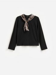 Bawełniany longsleeve z chustą - czarny. Czarne chusty Reserved, bez wzorów, z bawełny. Za 99.99 zł.