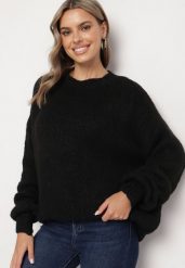 Czarny Sweter o Klasycznym Prostym Kroju z Domieszką Wełny i Wiskozy Sezisya. Czarne swetry Born2be, na zimę, uniwersalny, z aplikacjami, z jeansu, eleganckie, bez ramiączek. Za 149.99 zł.
