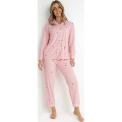 Różowy Komplet Piżamowy Eugeall. Czerwone piżamy Born2be, xl, bez wzorów, z tkaniny, bez kołnierzyka, bez ramiączek, długie. W wyprzedaży za 59.49 zł.