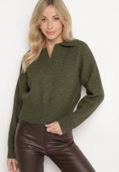 Zielony Sweter o Krótkim Kroju z Kołnierzykiem i Dekoltem w Serek Valentarisa. Zielone swetry Born2be, bez wzorów, z bawełny, eleganckie, bez ramiączek. W wyprzedaży za 127.49 zł.