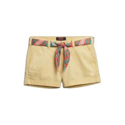 Krótkie klasyczne chinosy damskie Superdry. Żółte szorty Superdry, bez wzorów, eleganckie. Za 235.60 zł.