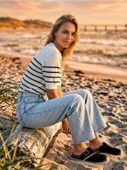 Sweter z krótkim rękawem w paski - biały. Białe swetry Sinsay, l, bez wzorów, bez ramiączek. Za 29.99 zł.