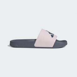 Klapki ADILETTE SHOWER SLIDES. Czarne klapki adidas, bez wzorów, klasyczne, bez obcasa, bez zapięcia. Za 119.00 zł.