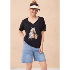 T-Shirt Damski Mustang BS Czarny. Czarne t-shirty blue shadow, m, z aplikacjami, z bawełny, bez kołnierzyka, bez ramiączek. W wyprzedaży za 79.95 zł.