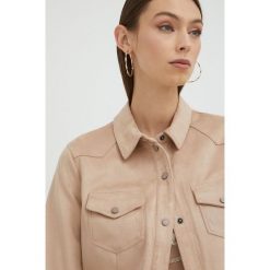 Guess koszula damska kolor brązowy regular z kołnierzykiem klasycznym. Brązowe koszule Guess, s, z aplikacjami, z tkaniny, klasyczne, bez kołnierzyka, bez ramiączek. W wyprzedaży za 299.99 zł.