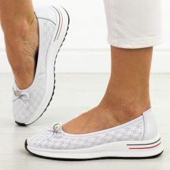 Białe skórzane baleriny damskie Filippo Dp6718/26. Białe baleriny Filippo, w ażurowe wzory, z jeansu, biznesowe, z okrągłym noskiem, bez obcasa, na płaskiej podeszwie, bez zapięcia. W wyprzedaży za 192.72 zł.