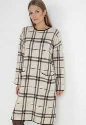 Beżowa Sukienka Dzianinowa Oversize w Kratę Rici. Brązowe sukienki Born2be, l, bez wzorów, z dzianiny, bez kołnierzyka, bez ramiączek, midi, oversize. W wyprzedaży za 99.99 zł.