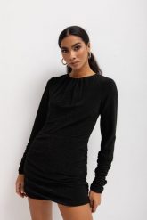 Dopasowana sukienka z marszczeniami w kolorze SHINY BLACK - ALIZEE. Czarne sukienki Marsala, na co dzień, s, bez wzorów, z materiału, klasyczne, bez kołnierzyka, bez ramiączek, mini, dopasowane. W wyprzedaży za 74.95 zł.