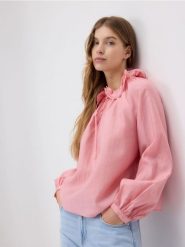 Bluzka z lyocellem - pastelowy róż. Czerwone bluzki Reserved, l, bez wzorów, z lyocellu, bez kołnierzyka, bez ramiączek. Za 139.99 zł.