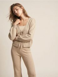 Sweter z ozdobnym wiązaniem - beżowy. Brązowe swetry Sinsay, l, bez wzorów, bez ramiączek. Za 49.99 zł.