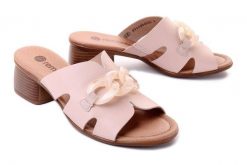 RIEKER REMONTE R8768-31 rosa, klapki damskie. Czerwone klapki Rieker Remonte, w ażurowe wzory, bez obcasa, na obcasie, bez zapięcia. Za 309.90 zł.