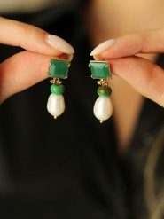 Pierres de Jade Pozłacane kolczyki-wkrętki z perłami i agatami rozmiar: onesize. Białe kolczyki Pierres de Jade, z agatem, pozłacane. Za 56.99 zł.