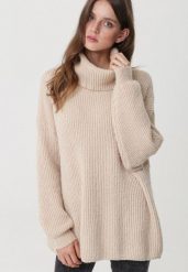 Beżowy Golf Oversize Out Of This World. Brązowe swetry Born2be, bez wzorów, z dzianiny, eleganckie, bez ramiączek. W wyprzedaży za 118.99 zł.