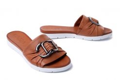 PIAZZA 900122-21 tan, klapki damskie. Brązowe klapki Piazza, bez wzorów, ze skóry, bez obcasa, bez zapięcia. Za 284.90 zł.