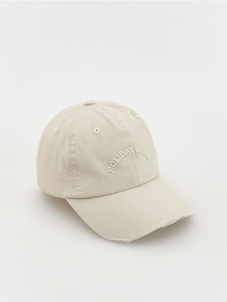 Bawełniana czapka z daszkiem - złamana biel. Czapki z daszkiem Reserved, bez wzorów, z bawełny. W wyprzedaży za 39.99 zł.