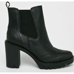 Tommy Hilfiger - Botki. Czarne botki Tommy Hilfiger, bez wzorów, z materiału, z okrągłym noskiem, bez obcasa, na obcasie, bez zapięcia. W wyprzedaży za 529.90 zł.