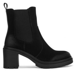 Botki JENNY. Czarne botki Jenny, bez wzorów, bez obcasa, na słupku, bez zapięcia. Za 159.99 zł.
