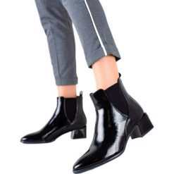 Eleganckie sztyblety Sergio Leone czarne. Czarne botki bez wzorów, ze skóry ekologicznej, eleganckie, bez obcasa, bez zapięcia. Za 151.58 zł.