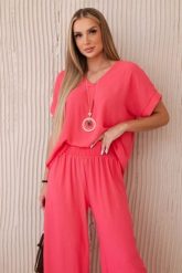 Komplet z naszyjnikiem bluzka + spodnie różowy neon. Czerwone bluzki KESI, l, z aplikacjami, z dresówki, biznesowe, bez kołnierzyka, plus size, bez ramiączek. Za 229.98 zł.