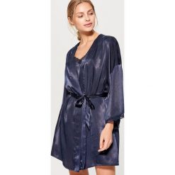 Szlafrok z koronką - Granatowy. Szlafroki damskie marki bonprix. W wyprzedaży za 59.99 zł.