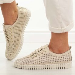 Złote skórzane półbuty damskie Cambell 19435. Żółte półbuty wsuwane Cambell, na jesień, w ażurowe wzory, z jeansu, casualowe, bez obcasa, na płaskiej podeszwie. Za 219.00 zł.