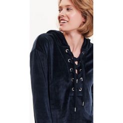 BLUZA DAMSKA Z KAPTUREM I OZDOBNYM WIĄZANIEM, WELUROWA. Bluzy TROLL. W wyprzedaży za 39.99 zł.