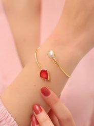 L'Atelier de Gaia Pozłacana bransoletka z perłą i koralem rozmiar: onesize. Białe bransoletki L'Atelier de Gaia, z koralem, pozłacane. Za 74.63 zł.