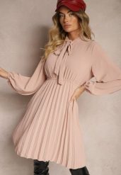 Różowa Plisowana Sukienka o Eleganckim Kroju z Wiązaniem przy Dekolcie i Gumką w Pasie Belorinda. Czerwone sukienki Renee, na co dzień, bez wzorów, eleganckie, bez kołnierzyka, bez ramiączek, mini, kopertowe. W wyprzedaży za 55.99 zł.
