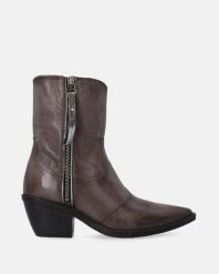 SZARE KOWBOJKI DAMSKIE ZE SKÓRY NATURALNEJ O099LEGEOBB017. Szare botki Venezia, bez wzorów, ze skóry, bez obcasa, bez zapięcia. Za 769.00 zł.