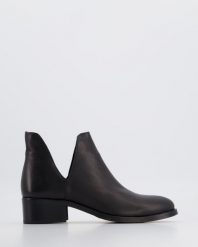 SKÓRZANE BOTKI 10551 BLACK. Czarne botki Venezia, bez wzorów, ze skóry, bez obcasa, bez zapięcia. Za 229.00 zł.