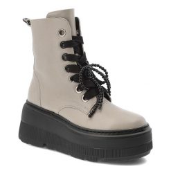 Botki damskie Karino, na wysokiej platformie skórzane z koralikami na zamek i z okrągłym noskiem, beżowe lico, 5759-022-F. Brązowe botki Karino, bez wzorów, ze skóry, z okrągłym noskiem, bez obcasa, na platformie, bez zapięcia. Za 549.00 zł.