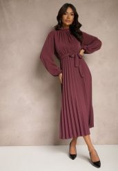Fioletowa Sukienka Plisowana o Rozkloszowanym Kroju ze Stójką Gumką i Paskiem Zinnoritta. Fioletowe sukienki Renee, na co dzień, uniwersalny, bez wzorów, eleganckie, bez kołnierzyka, bez ramiączek, maxi, kopertowe. W wyprzedaży za 83.99 zł.