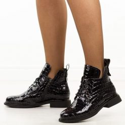 Czarne lakierowane skórzane botki damskie Filippo Dbt7239/25. Czarne botki Filippo, bez wzorów, z jeansu, eleganckie, z okrągłym noskiem, bez obcasa, na płaskiej podeszwie, bez zapięcia. W wyprzedaży za 254.15 zł.