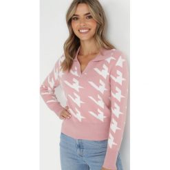 Różowy Sweter z Trójkątnym Dekoltem i Kołnierzykiem Chloriolea. Czerwone swetry Born2be, m, z aplikacjami, z dzianiny, bez ramiączek. W wyprzedaży za 97.49 zł.