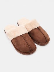 Kapcie z futerkiem - brązowy. Brązowe kapcie Sinsay, bez wzorów. Za 29.99 zł.