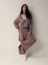 4F Bluza dresowa regular z modalem damska - brązowa L. Brązowe bluzy z kapturem 4f, l, bez wzorów, z dresówki, z kapturem, na fitness i siłownię. Za 199.99 zł.