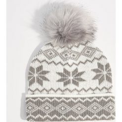 Zimowa czapka z pomponem - Wielobarwn. Czapki zimowe marki OLAIAN. W wyprzedaży za 24.99 zł.